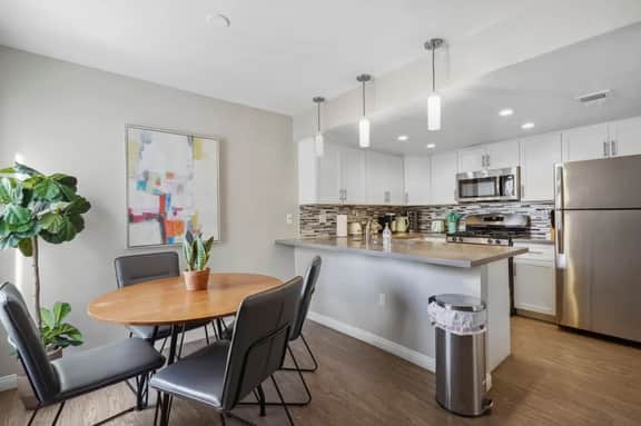 Stylish 2BD Townhouse | 1Mi to South Coast Plaza - Image 2