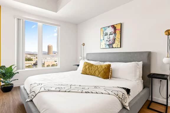 Stylish Studio with Sweeping City Views in DTLA - Image 2