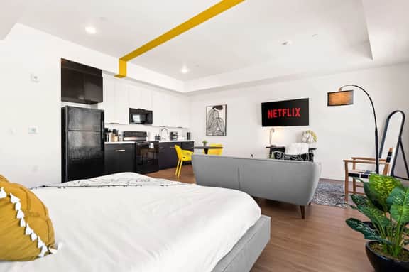 Stylish Studio with Sweeping City Views in DTLA - Image 4
