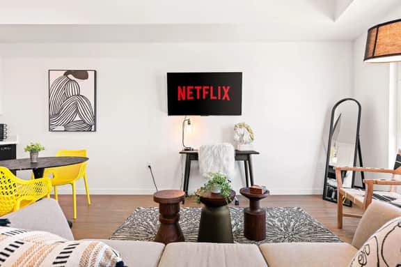 Stylish Studio with Sweeping City Views in DTLA - Image 5