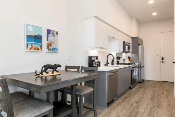 The Skyline Suite-Sleek Studio Near Dodger Stadium - Image 5