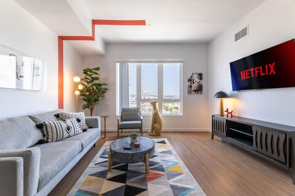 Artsy Home in Lil Tokyo-Free Parking-1Mi to DTLA - Image 1