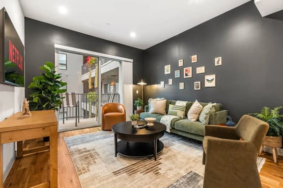 Chic 2 BD Home in K-Town | Balcony & Free Parking - Image 1