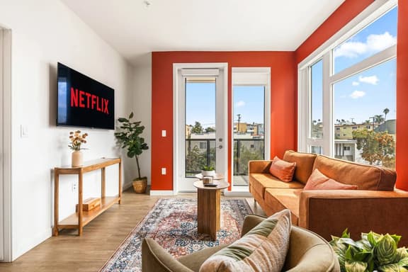 Chic 2BD in K-Town | Free Parking | Hot tub + Gym - Image 1