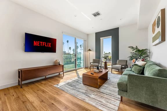 Chic K-Town 2BD Hideaway - Parking, Gym & Rooftop - Image 1