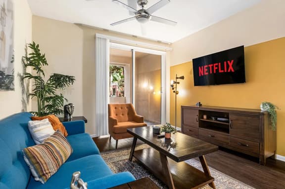 Chick & Cozy Condo Near UCI & Disney - Pool & Gym - Image 1