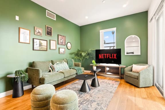 Light Filled 2BD 2BTH in K-town - EV Parking + Gym - Image 1