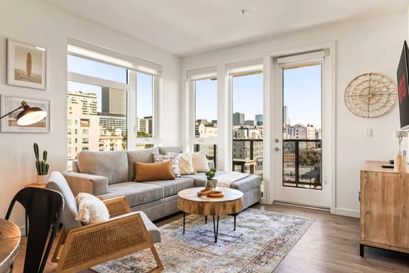 Light-Filled 2BD | Free Parking | Hot tub + Gym - Image 1