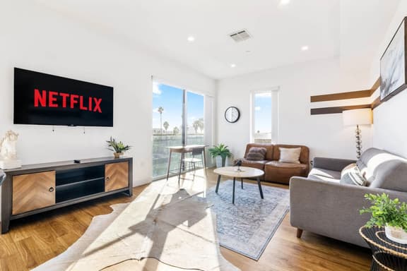 Light-filled K-Town Home- Parking + Gym- Near HWD - Image 1