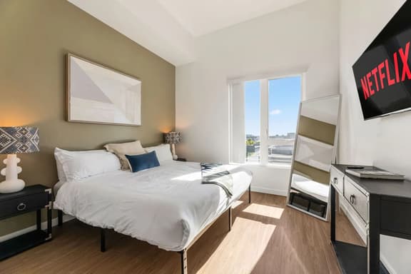 Modern Gem in Little Tokyo-Free Parking-DTLA Views - Image 1