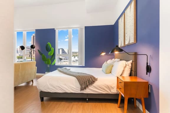 Modern Studio Retreat in the Heart of Art District - Image 1
