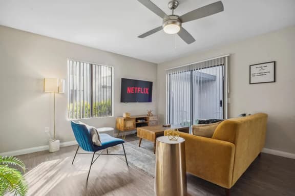 Stylish 2BD Townhouse | 1Mi to South Coast Plaza - Image 1